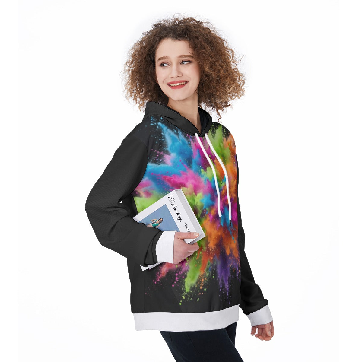 Felpa con cappuccio nera con stampa colorata, polsini bianchi e manica lunga