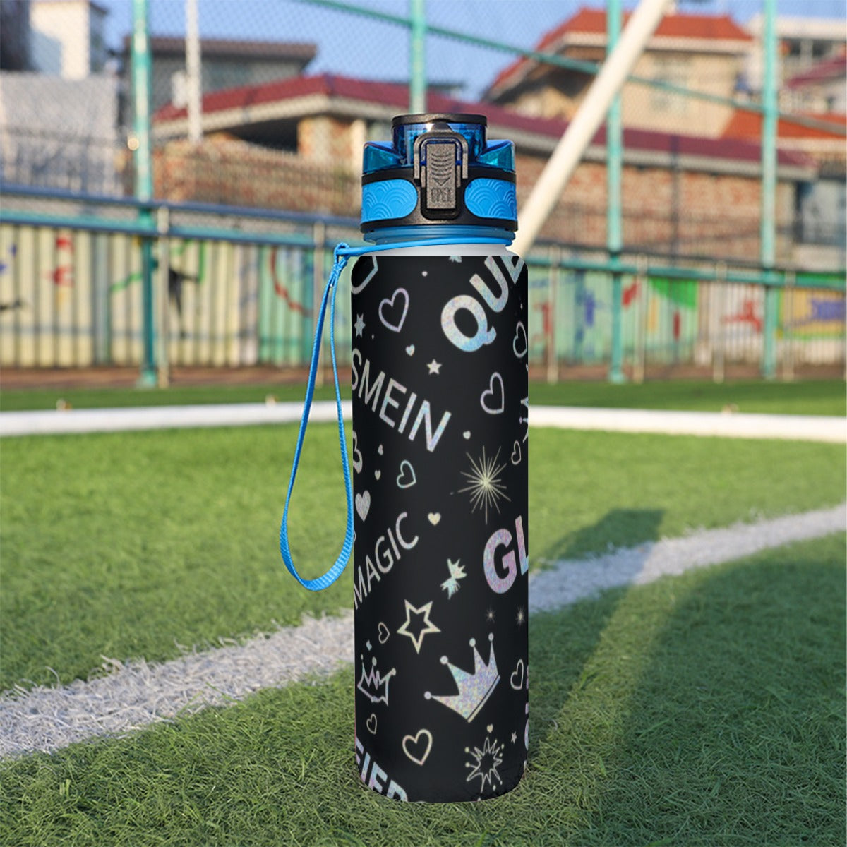 32 oz spor su şişesi, siyah yıldız/kalp desenli; mavi kapak ve yan askı
