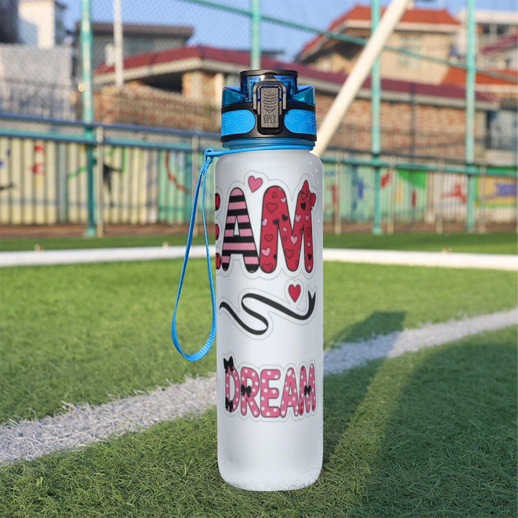 Borraccia sportiva bianca da 32 oz con tappo blu e scritta DREAM rosa al centro
