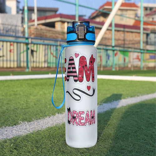 Borraccia sportiva bianca da 32 oz con tappo blu e scritta DREAM rosa al centro