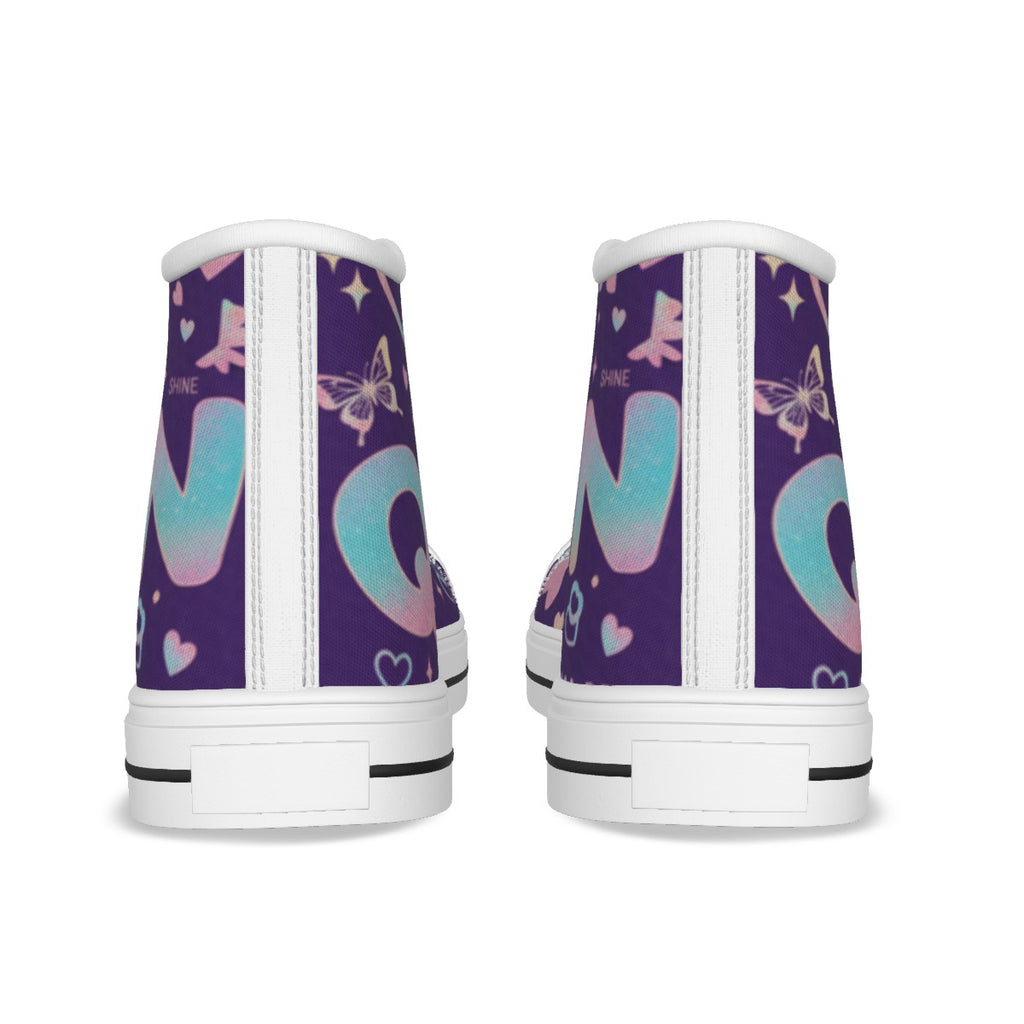 Scarpe canvas bambina alte viola con pannelli posteriori bianchi e lacci bianchi.