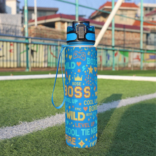 Borraccia sportiva 32 oz blu con cinturino e tappo nero, grafica a cuori e stelle.