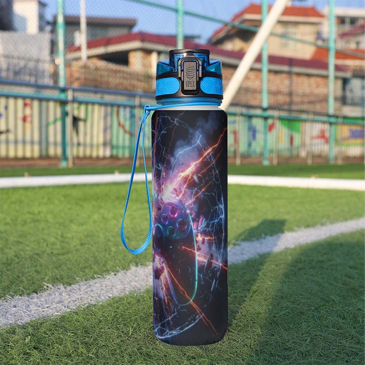 Borraccia sportiva 32 oz nera con stampa fulmini, tappo blu e laccetto.
