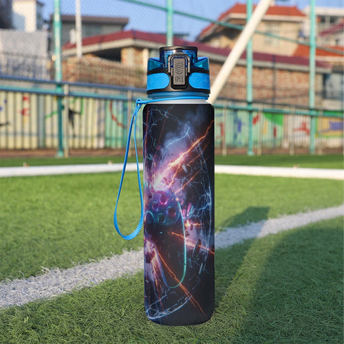 Borraccia sportiva 32 oz nera con stampa fulmini, tappo blu e laccetto.
