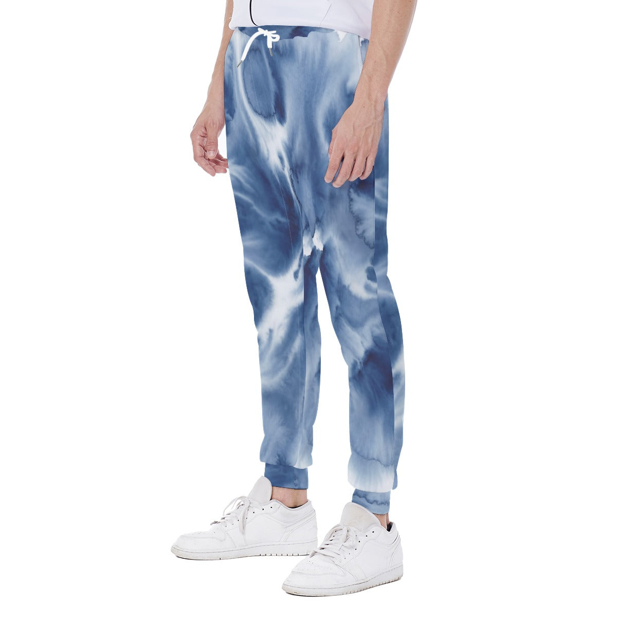 Pantaloni uomo blu con stampa nuvola, tasche e coulisse in vita.