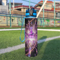 Borraccia sportiva 32 oz stampa galaxy viola, tappo blu e manico in corda.
