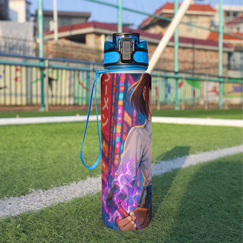 32 oz spor su şişesi; mavi kapak ve boyun askılı, renkli baskılı tasarım