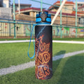 Borraccia sportiva 32 oz nera con tappo blu e scritte grafiche colorate, cinturino.