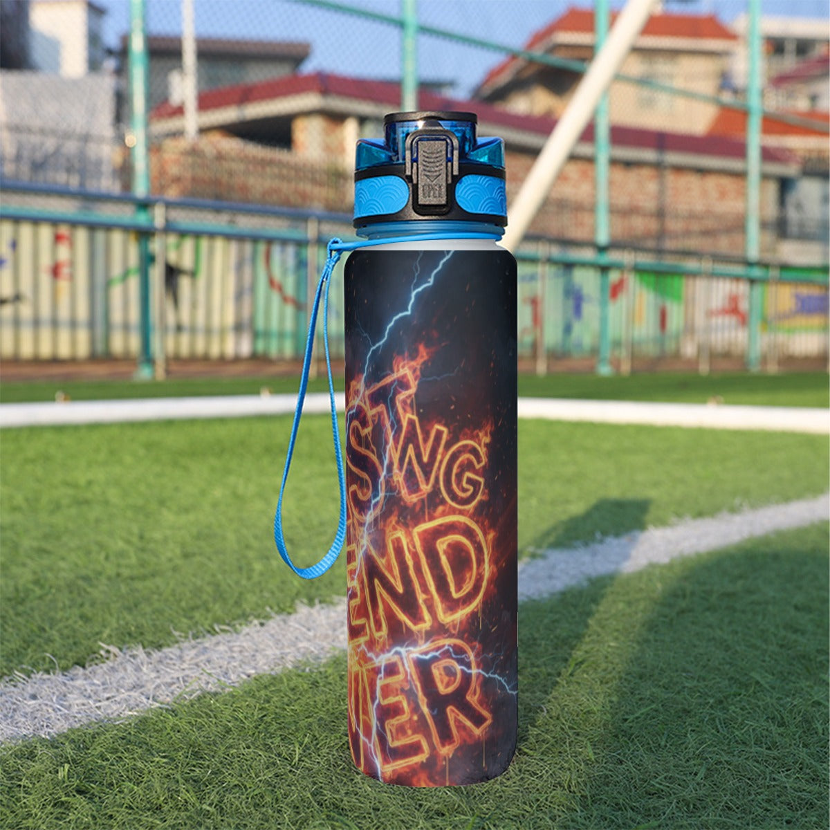 Borraccia sportiva 32 oz nera con tappo blu e scritte grafiche colorate, cinturino.