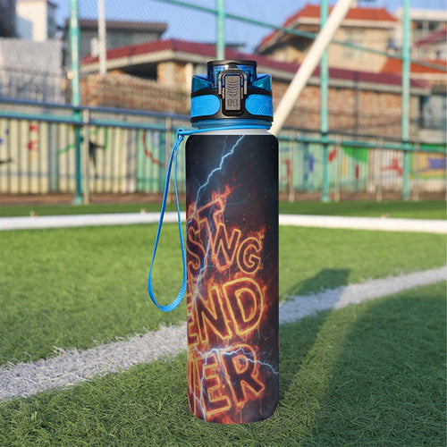 Borraccia sportiva 32 oz nera con tappo blu e scritte grafiche colorate, cinturino.