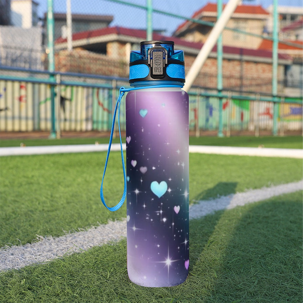 Borraccia sportiva 32 oz viola con coperchio blu e tracolla, cuori e stelle