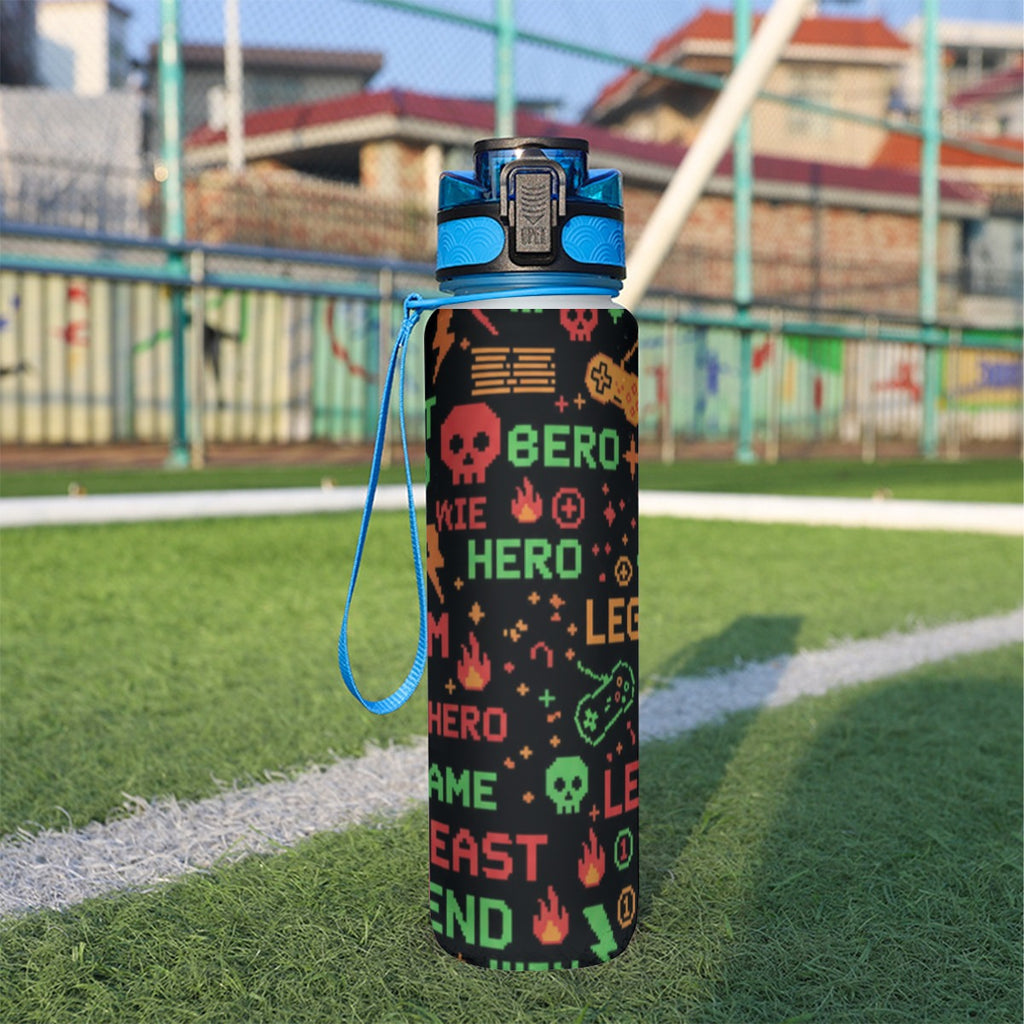 Borraccia sportiva da 32 oz con tappo blu e stampa grafica multicolore su sfondo scuro.