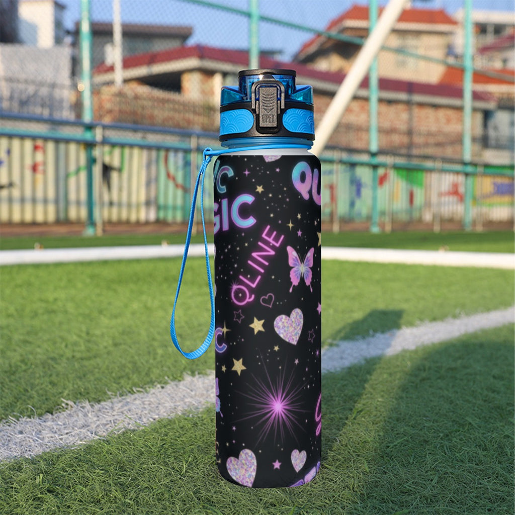 Borraccia sportiva 32 oz nera con stampa cuori e farfalle, tappo blu.
