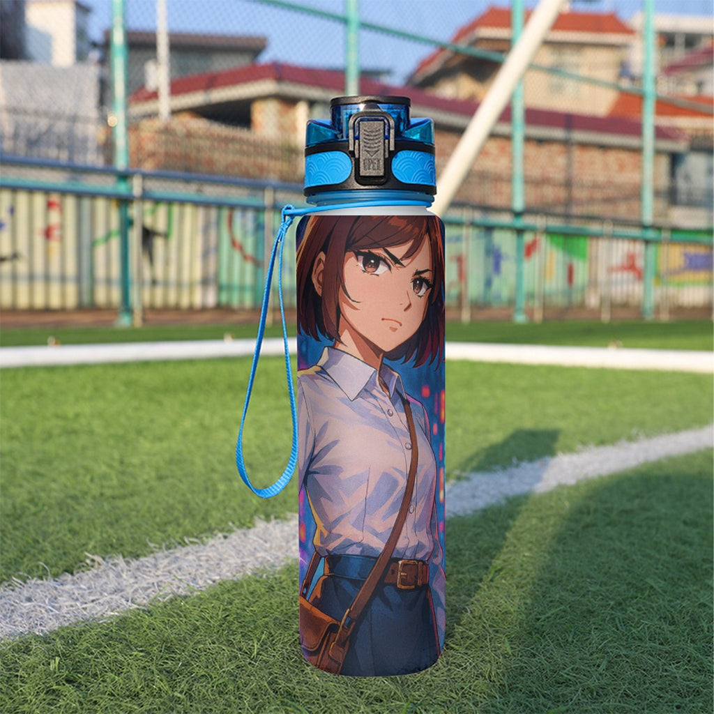 32 oz spor su şişesi; mavi kapak ve boyun askılı, anime karakter baskılı