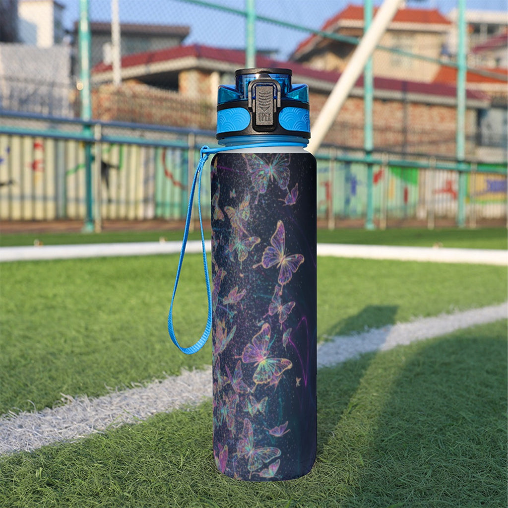 Borraccia sportiva da 32 oz con stampa farfalle viola e coperchio blu, cordino