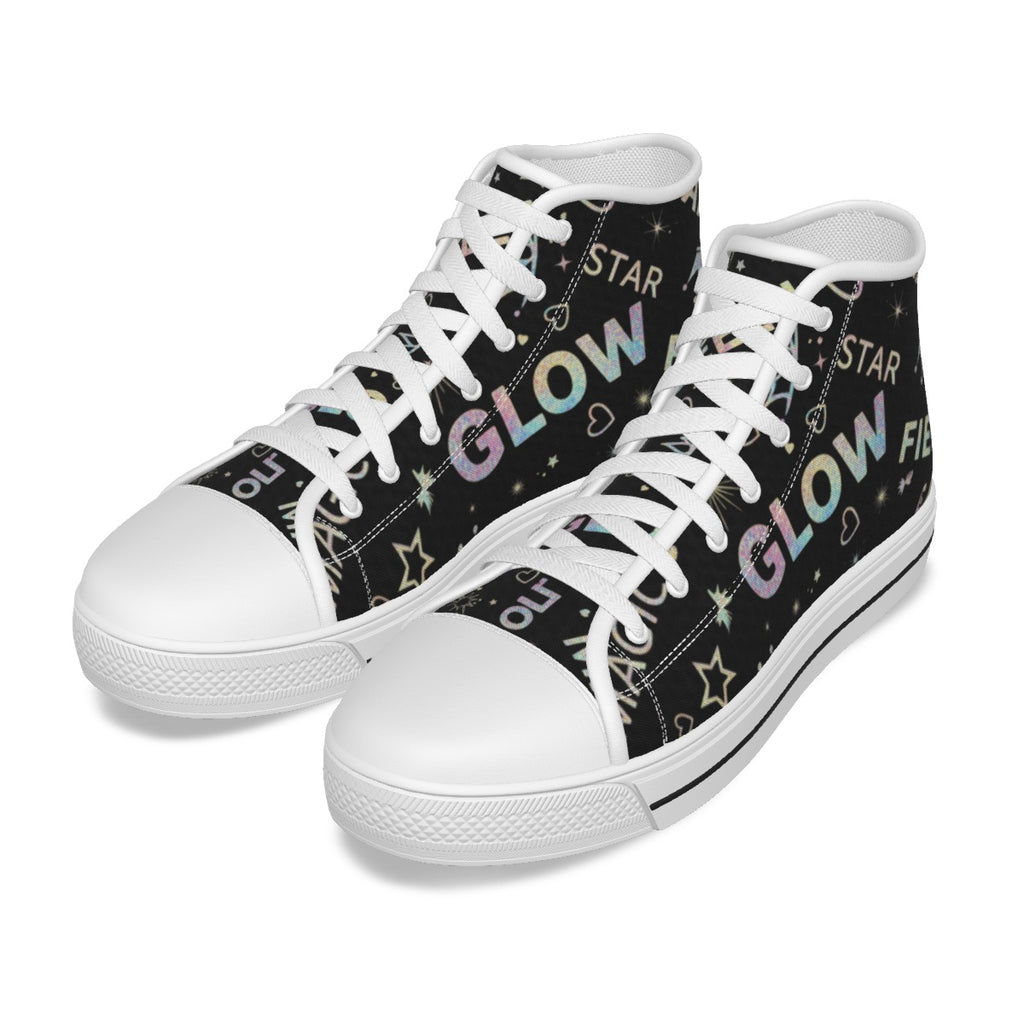 Scarpe da bambina alte in canvas nero, lacci bianchi, suola bianca e stampa “GLOW”.