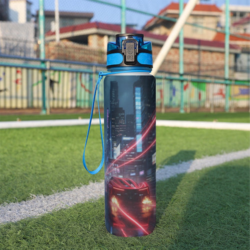 Borraccia sportiva da 32 oz con coperchio blu e tracolla; grafica rossa con dettagli blu