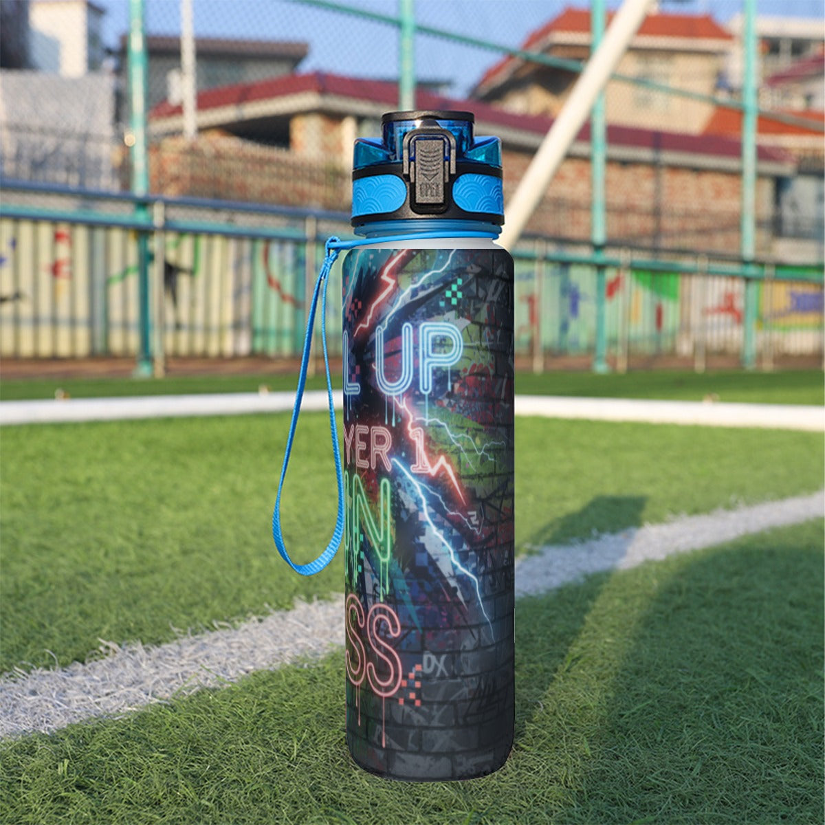 Borraccia sportiva 32 oz nera con grafica a fulmini colorati, tappo blu e cinturino