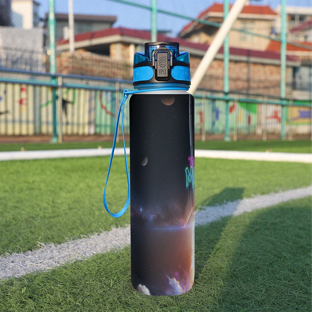 Borraccia sportiva 32 oz nera con tappo blu e tracolla, retro con stampa lilla