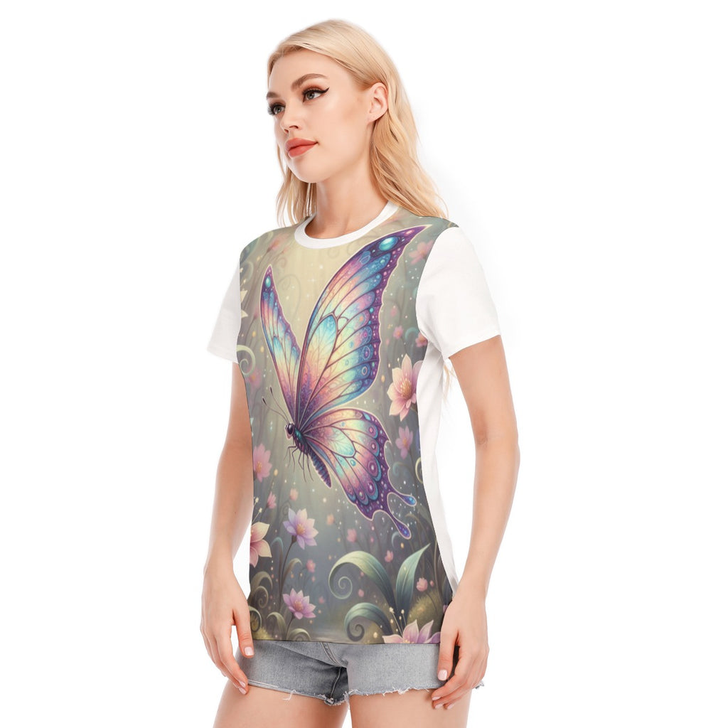 Maglietta da donna bianca con stampa farfalla multicolore su pannello verde-grigio scuro.