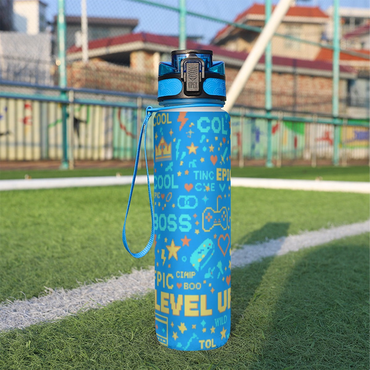 Borraccia sportiva da 32 oz blu con cinturino, tappo nero e scritte su tutta la superficie.