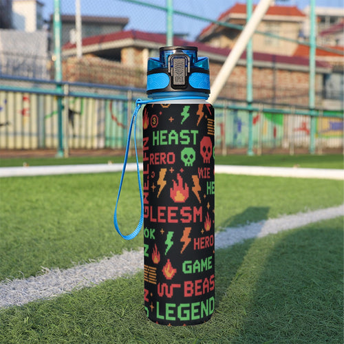 Borraccia sportiva da 32 oz, tappo blu, grafica con simboli e fiamme su sfondo scuro.