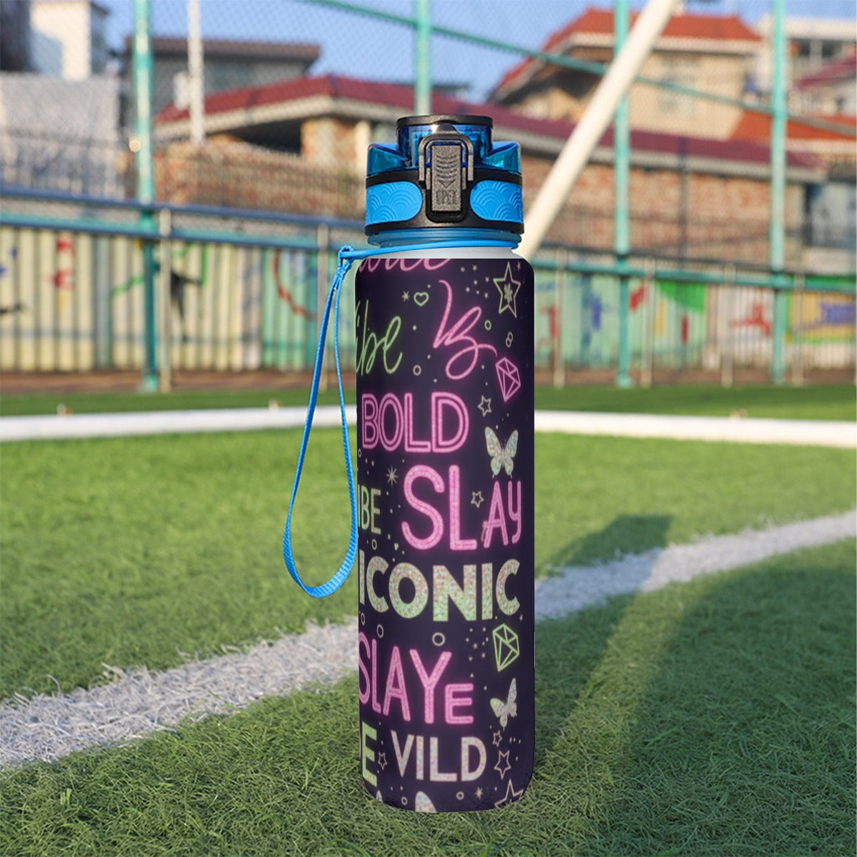 Bottiglia sportiva 32 oz scura con coperchio blu, tracolla e scritte arcobaleno