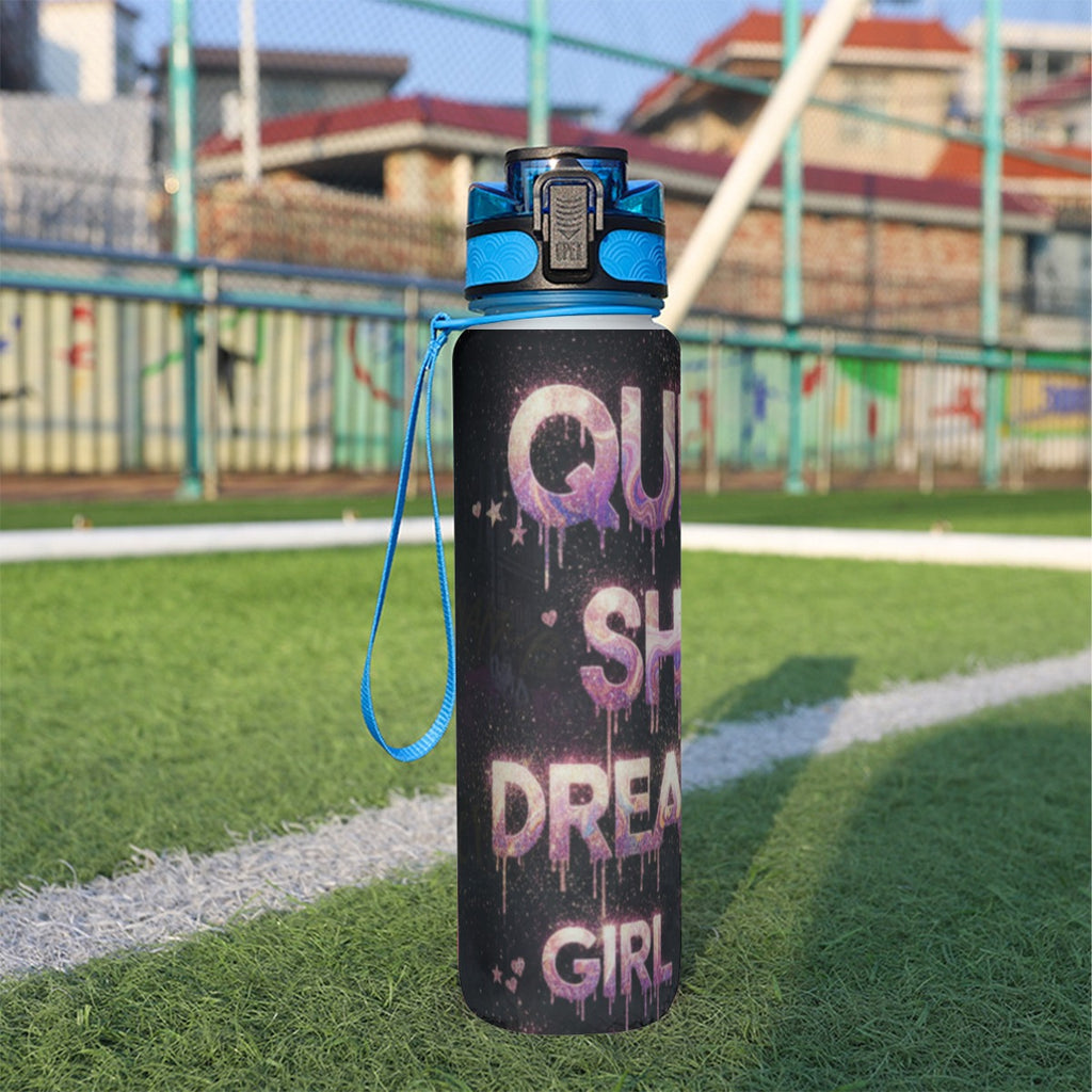 Borraccia sportiva 32 oz nera con tappo blu e laccetto, grafica viola con lettere.