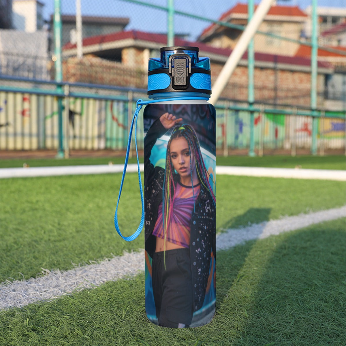 Borraccia sportiva 32 oz blu con tappo sportivo e cinghietta, grafica colorata