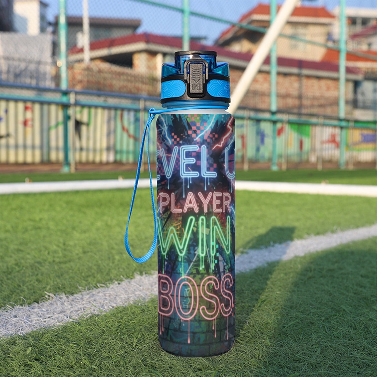 Borraccia sportiva 32 oz blu e nera con tappo blu, grafica multicolore e cinturino