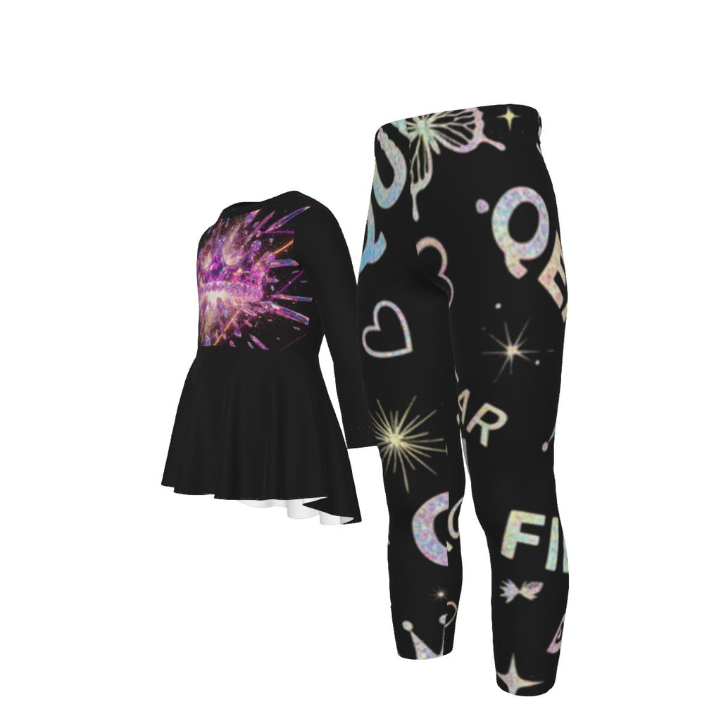 Tunica nera con stampa viola e leggings neri con astri, cuori e scritte colorate.