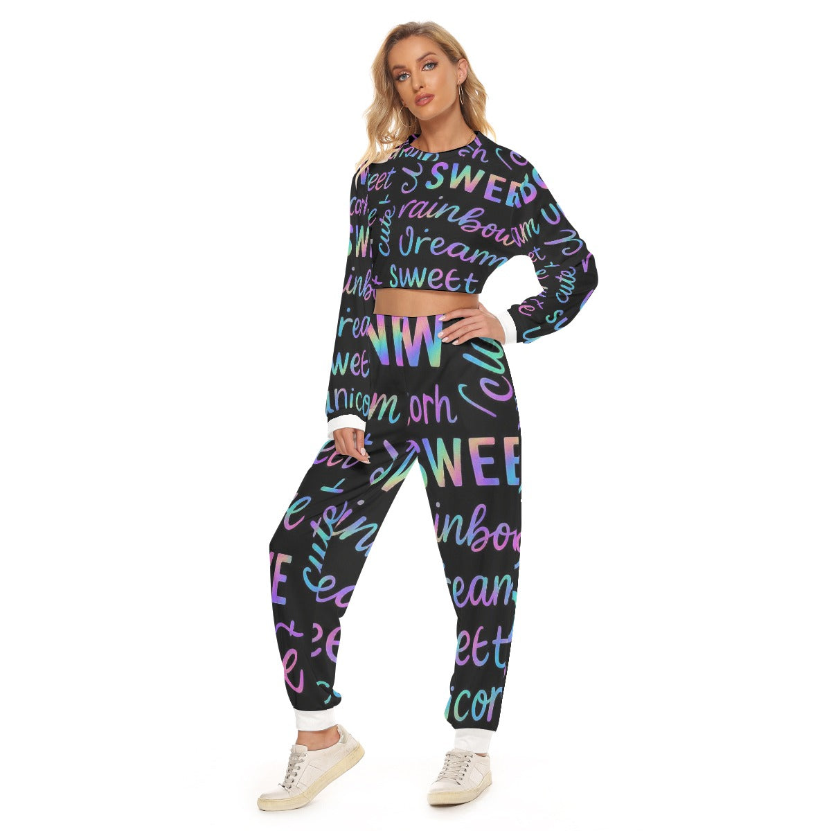 Tuta da donna con scritte multicolore su fondo scuro, scollo rotondo e pantaloni elasticizzati