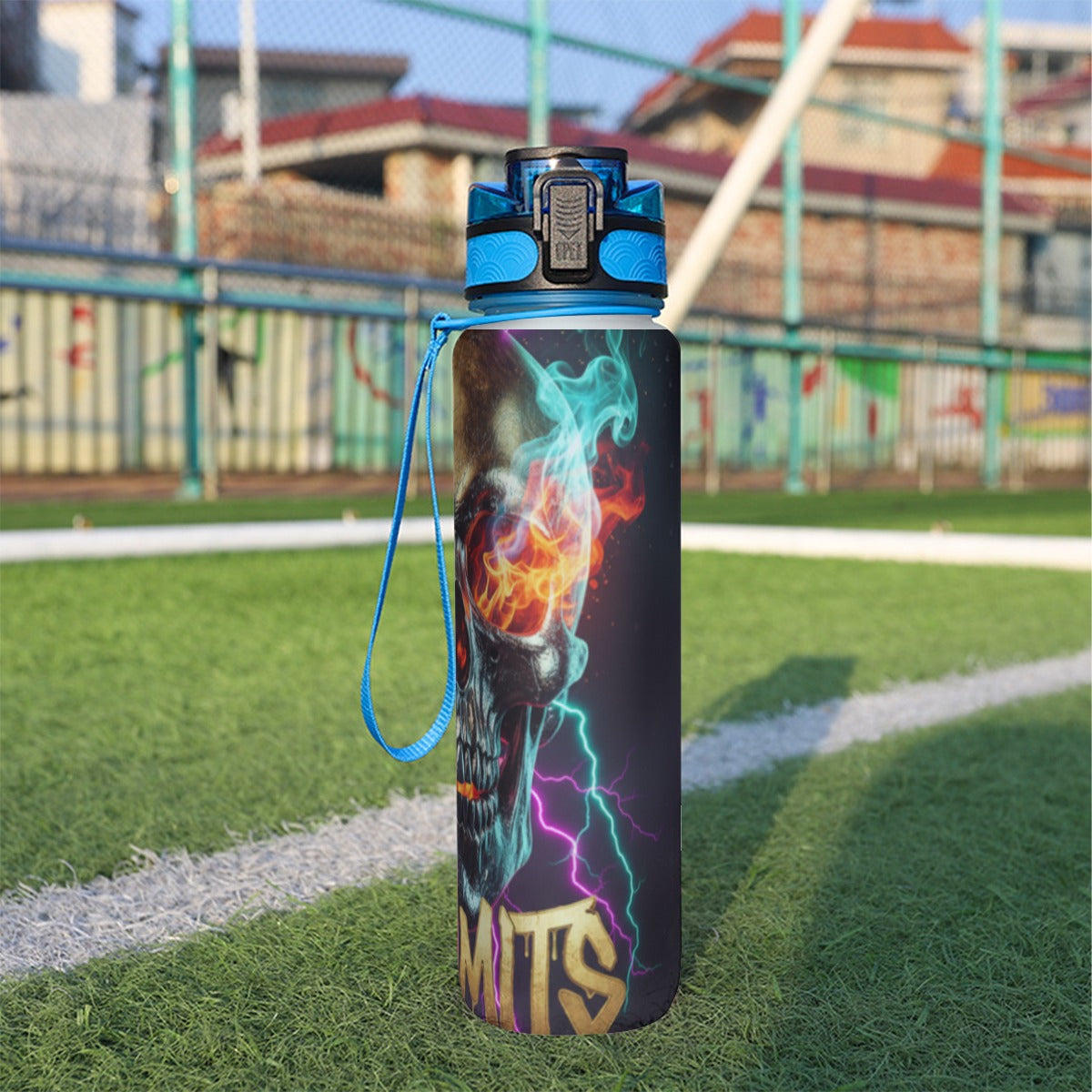 Borraccia sportiva 32 oz nera con coperchio blu e grafica teschio con fiamme