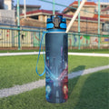 Borraccia sportiva da 32 oz con coperchio blu e fascia a tracolla; grafica blu/rossa