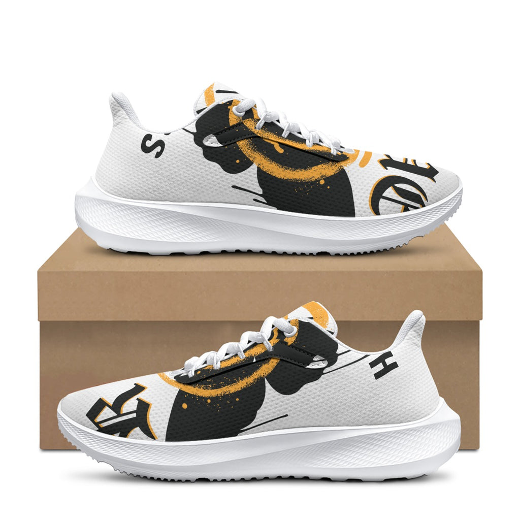 Scarpa da running bianca con pannelli neri, accenti arancioni e suola bianca.