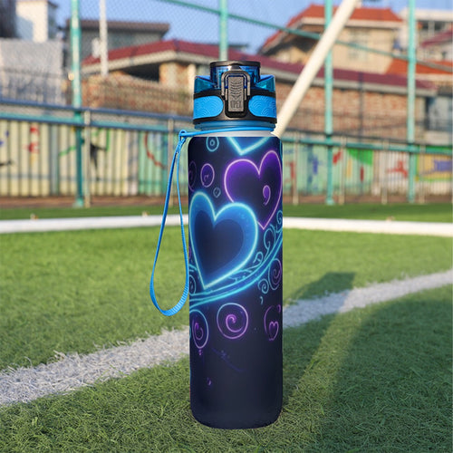 Bottiglia d’acqua sportiva 32 oz con grafica cuori neon viola e cinturino blu