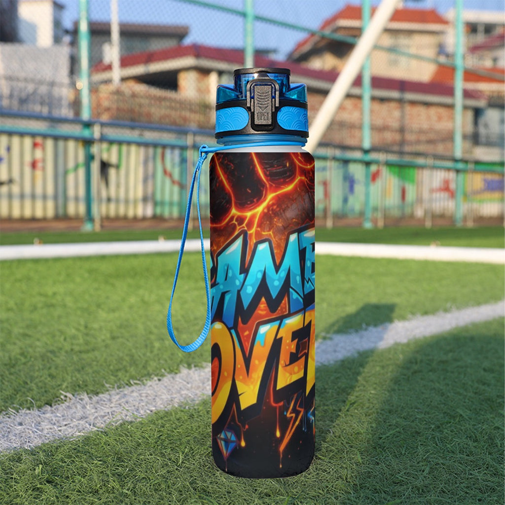 Borraccia sportiva nera 32 oz con tappo blu e cinturino, grafica 'AM' e fulmini.