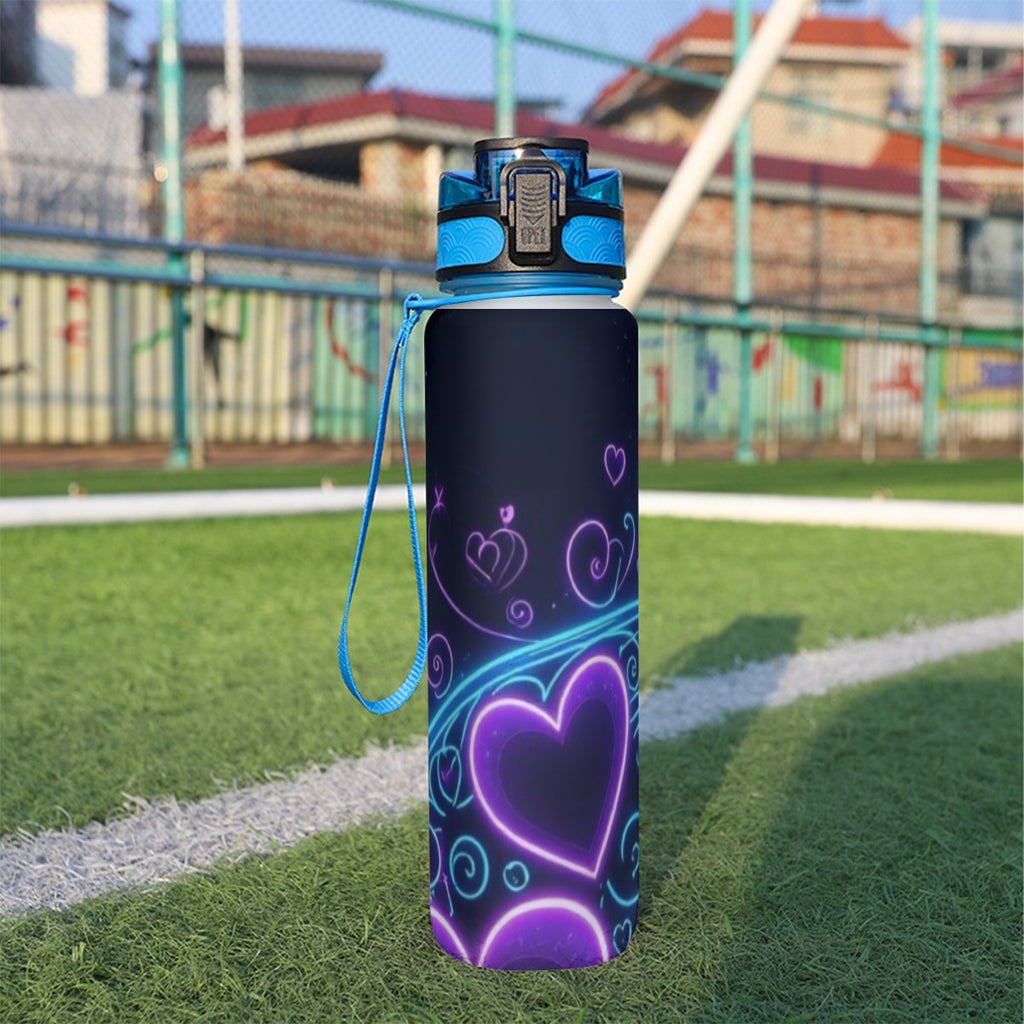 Bottiglia d’acqua sportiva 32 oz blu scuro con grafica cuori e cinturino da polso