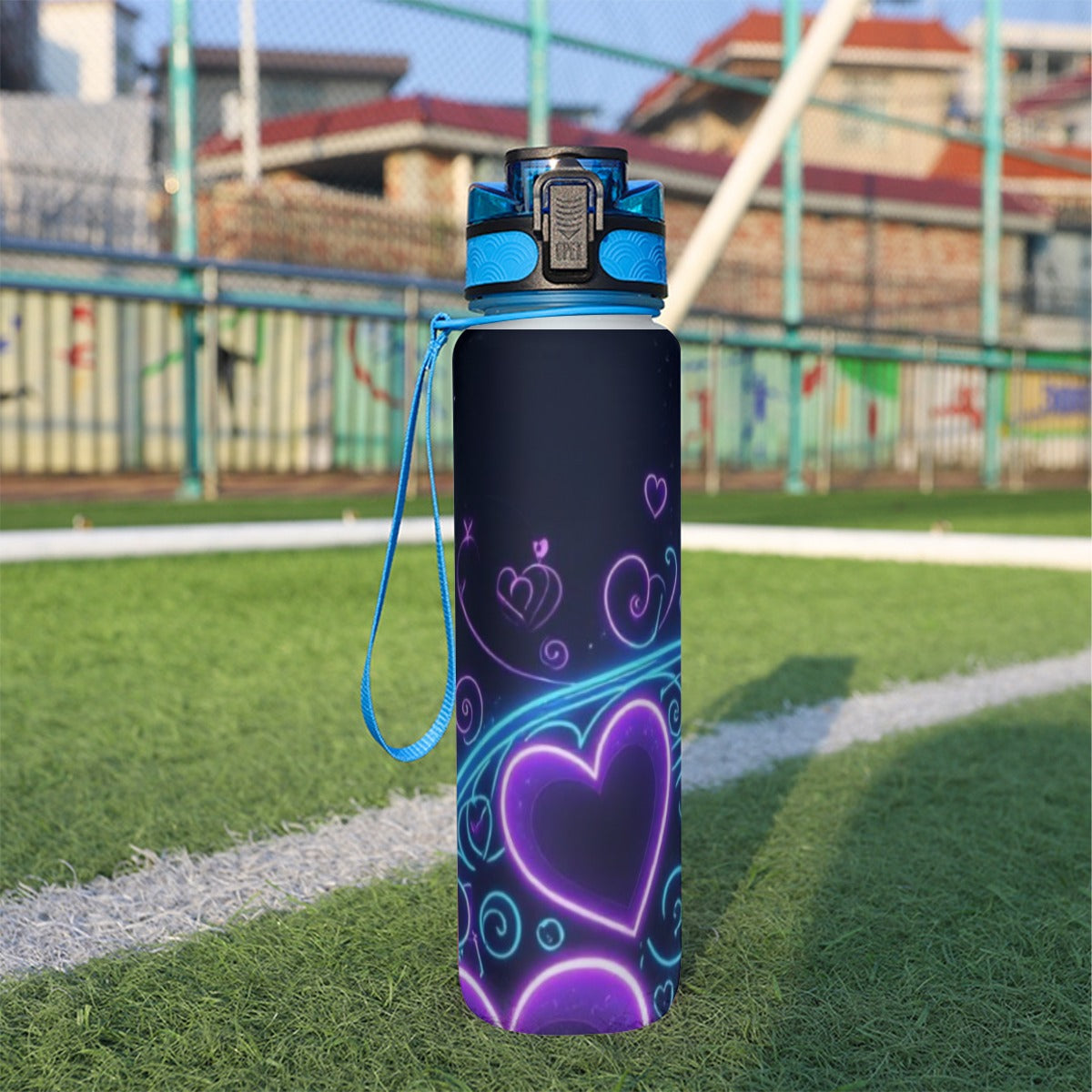 Bottiglia d’acqua sportiva 32 oz blu scuro con grafica cuori e cinturino da polso