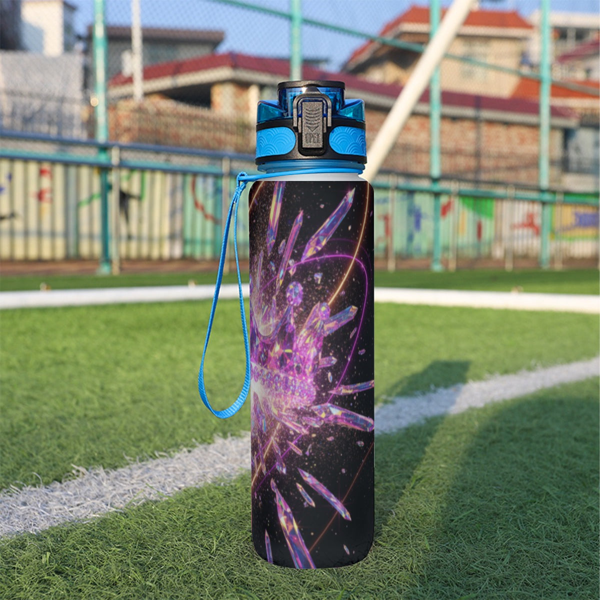 Borraccia sportiva 32 oz con tappo blu e stampa galaxy viola, ansa laterale.