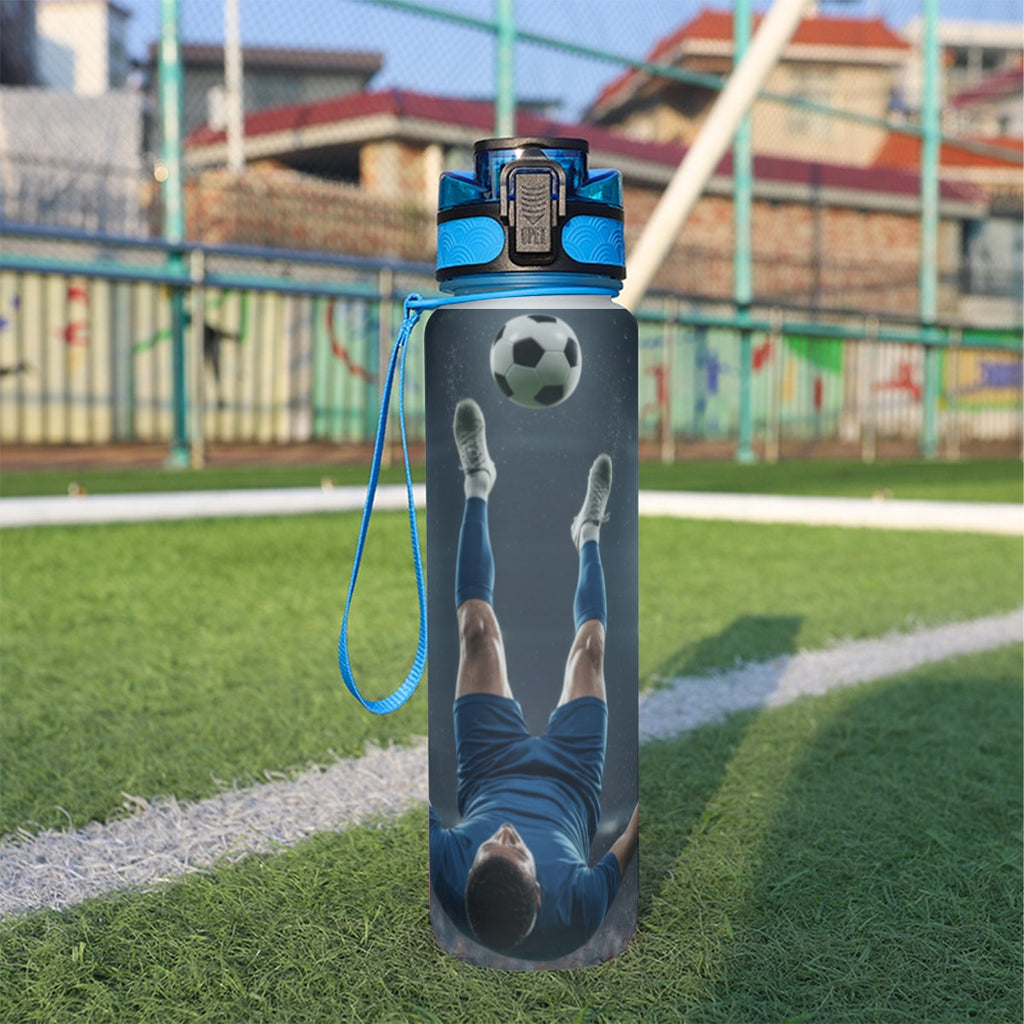 Borraccia sportiva 32 oz con tappo blu, tracolla e stampa con pallone da calcio