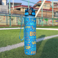 Borraccia sportiva da 32 oz blu con cinturino, tappo nero e stampa multicolore.