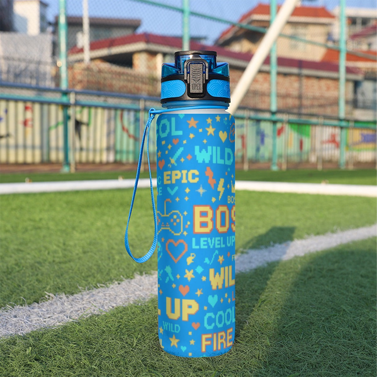 Borraccia sportiva da 32 oz blu con cinturino, tappo nero e stampa multicolore.