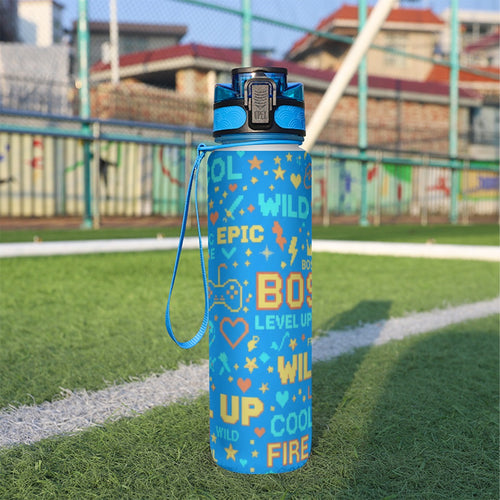 Borraccia sportiva da 32 oz blu con cinturino, tappo nero e stampa multicolore.
