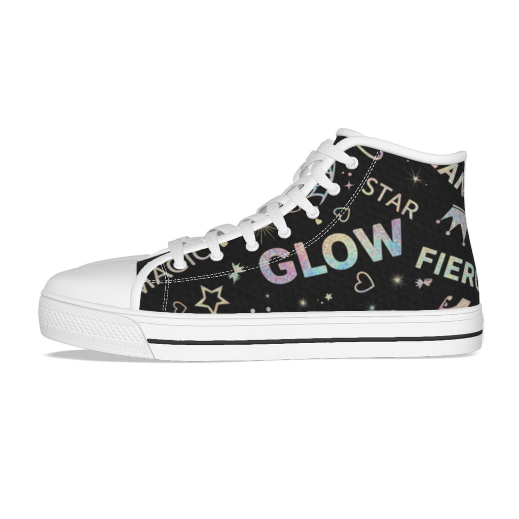 Scarpa da bambina alta in canvas nero con lacci bianchi e scritta “STAR” e “GLOW”.