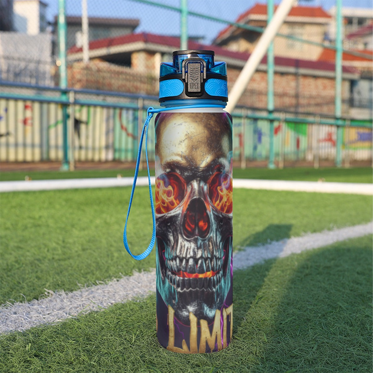 Borraccia sportiva 32 oz nera con grafica teschio rosso e fiamme, coperchio blu
