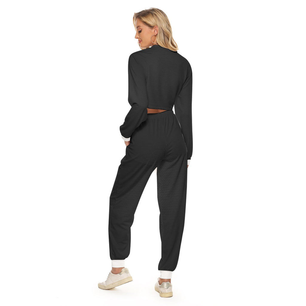 Tuta da donna vista posteriore: top cropped fantasia e pantaloni neri con elastico