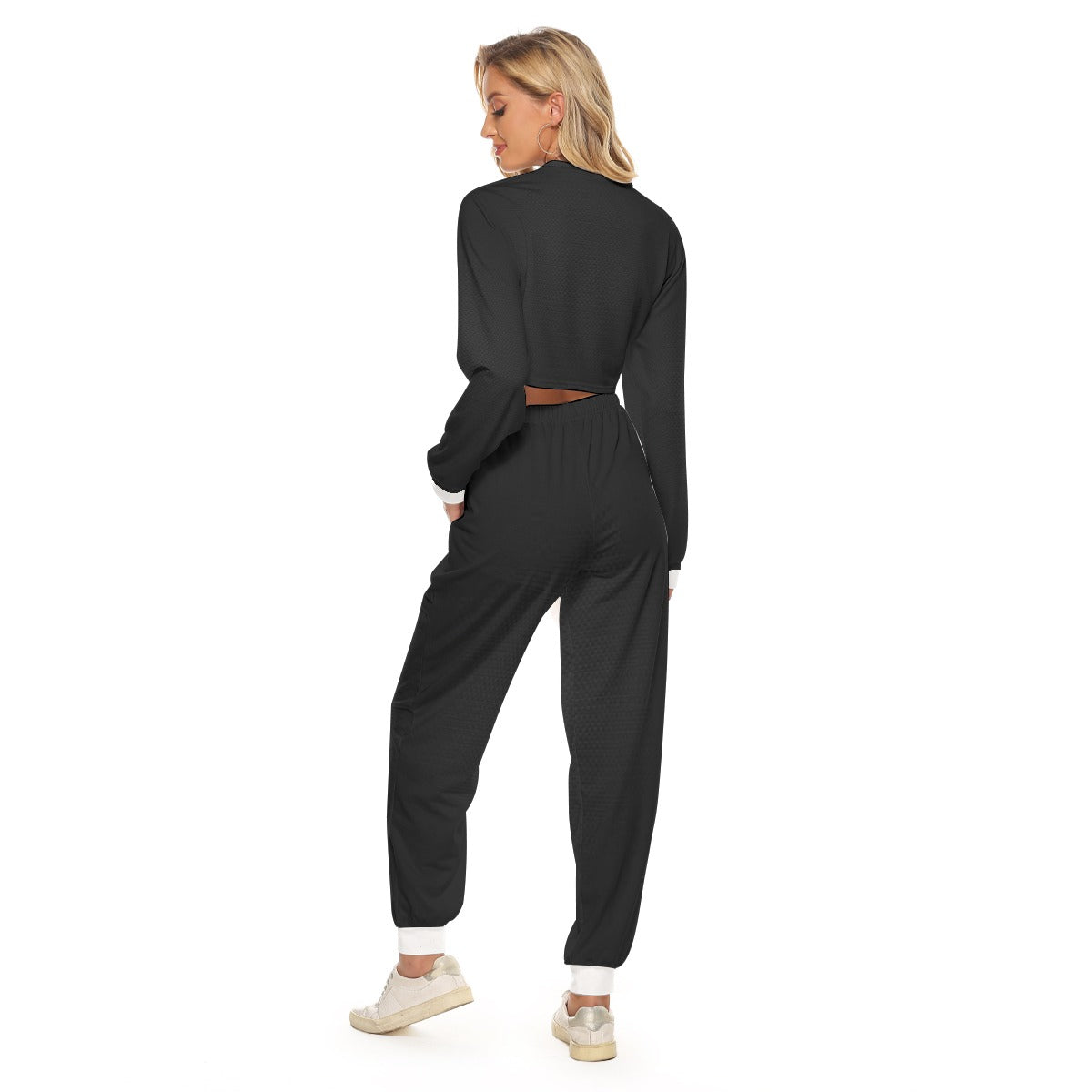 Tuta da donna vista posteriore: top cropped fantasia e pantaloni neri con elastico