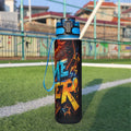 Borraccia sportiva nera 32 oz con tappo blu e cinturino, grafica 'WE' e fulmini.