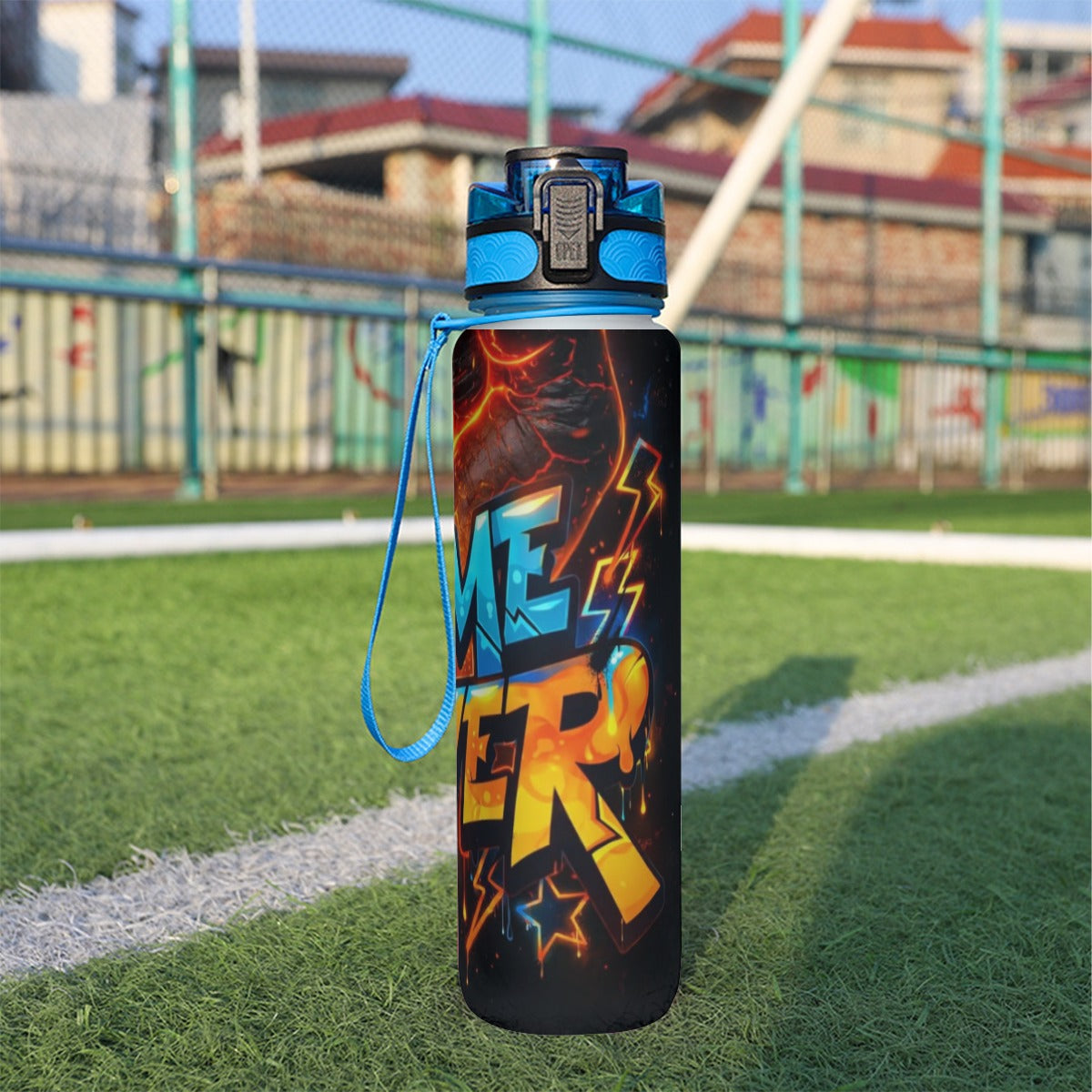 Borraccia sportiva nera 32 oz con tappo blu e cinturino, grafica 'WE' e fulmini.